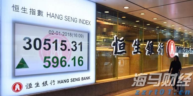 惠州一地大片房屋被淹没，民警徒手架起生命通道